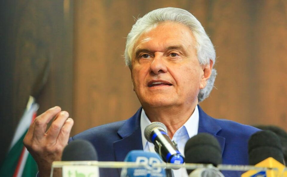 Caiado sanciona data-base e novo piso dos professores