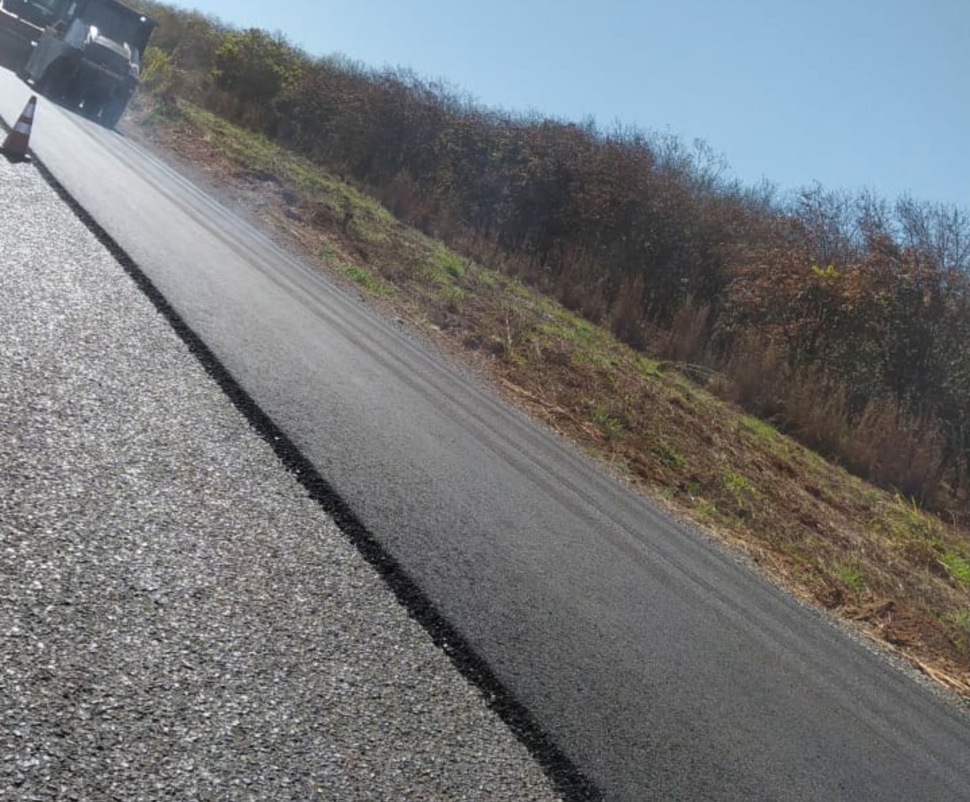 Prefeito Leonardo Menezes solicitou à GOINFRA um recapeamento de maior qualidade na GO-080; Pedido foi atendido