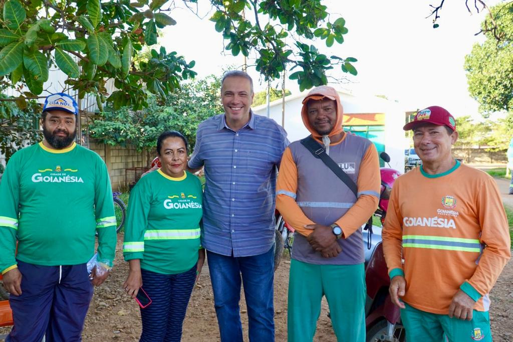 Prefeito Leonardo Menezes beneficia servidores com progressões que estavam paradas há 11 anos