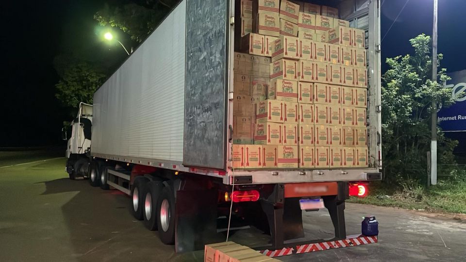 Fisco Estadual e PRF apreendem carreta com bebidas sem nota fiscal, em Jaraguá