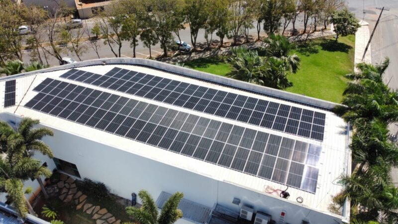 Câmara Municipal de Goianésia instala placas solares e garante economia de R$ 7 mil reais mensais aos cofres públicos