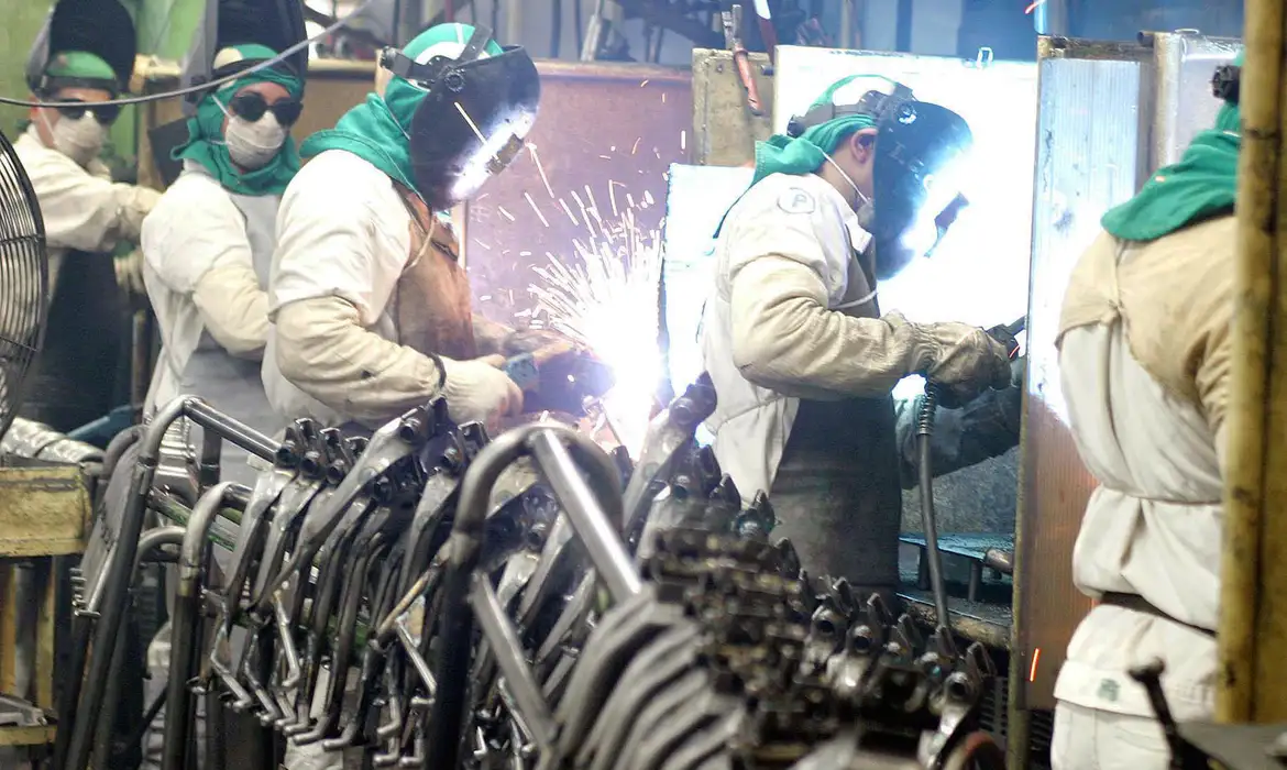 Atividade econômica recua 0,7%, mas fecha 2024 com alta de 3,8%